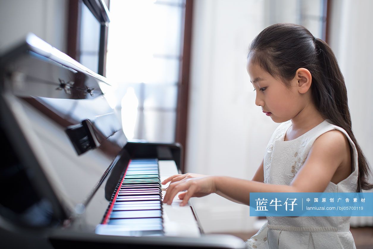 快乐的小女孩弹钢琴