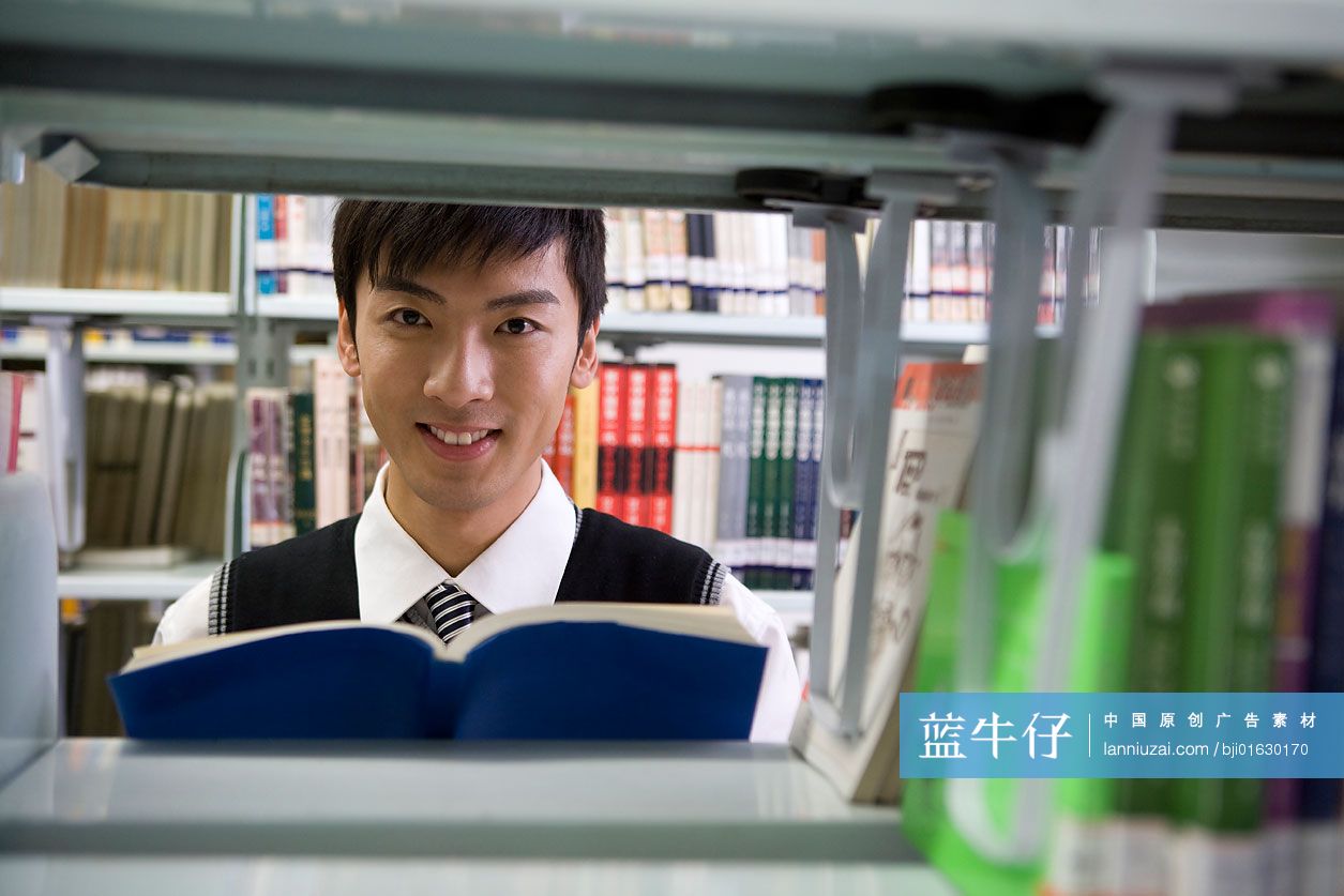 图书馆看书的男大学生