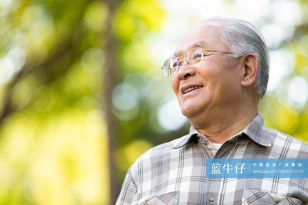 老年人在公园放松身心-蓝牛仔影像-中国原创广告影像素材
