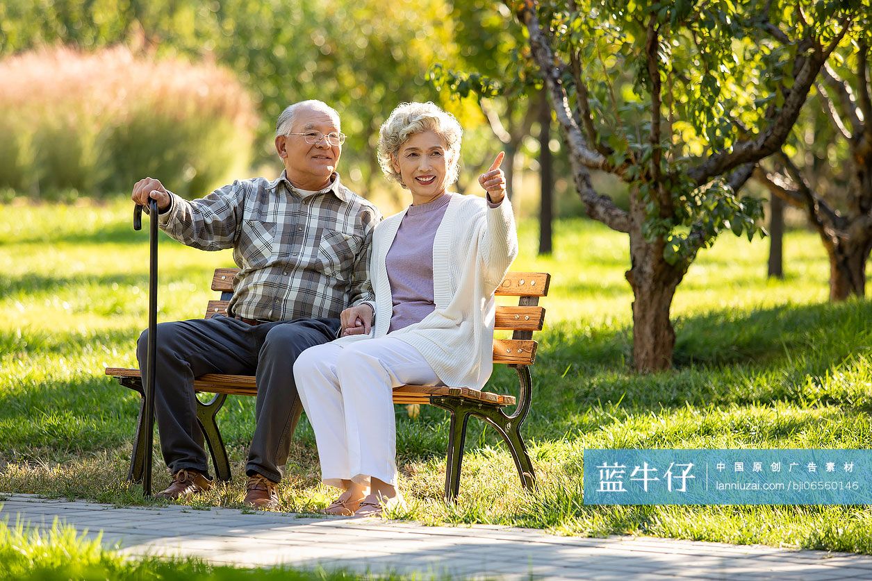 老年人在公园放松身心