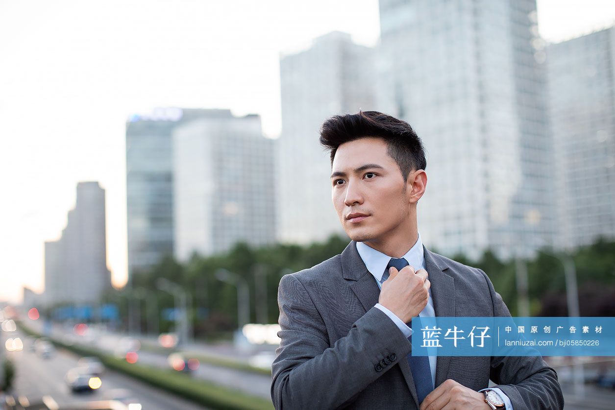 年轻商务男士系领带