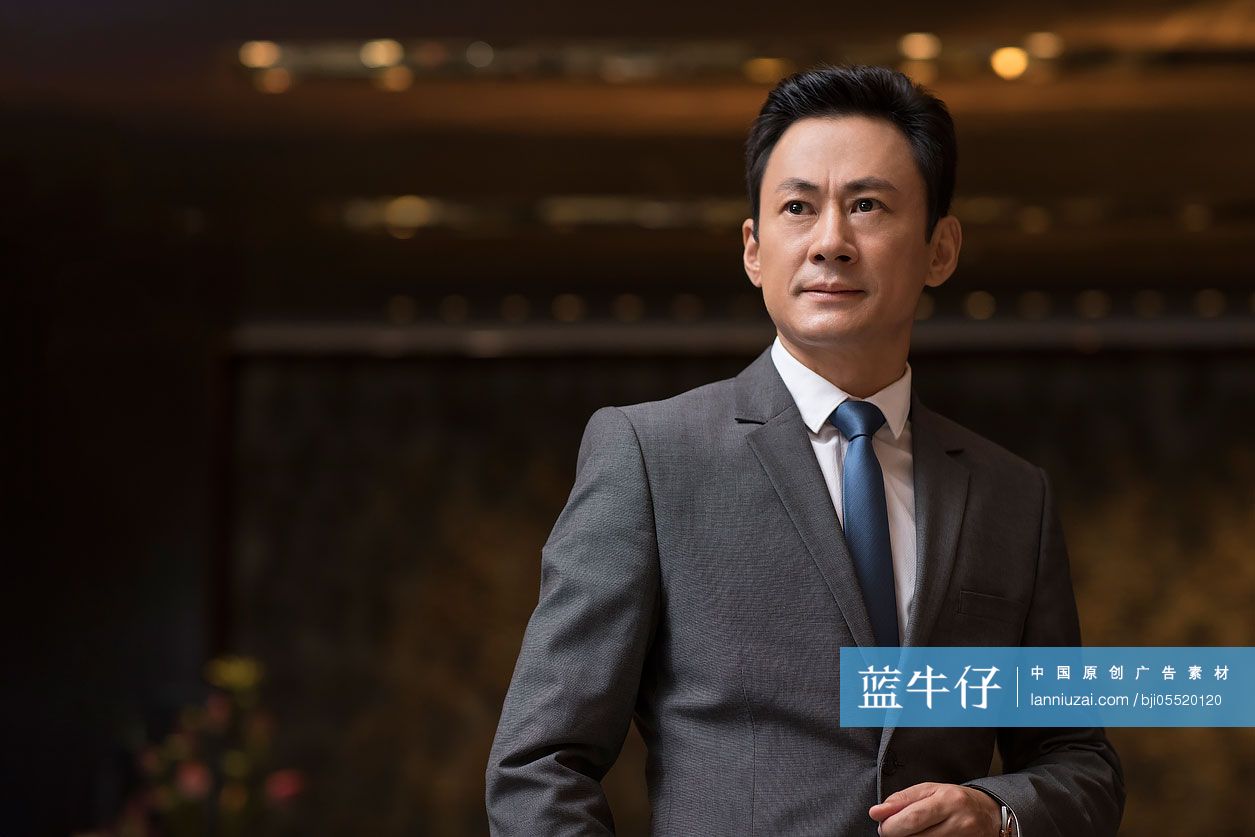 自信的商务男士思考