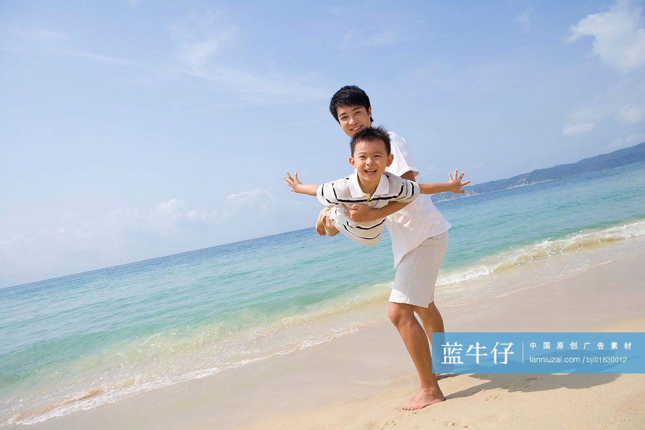 父子在海边玩耍