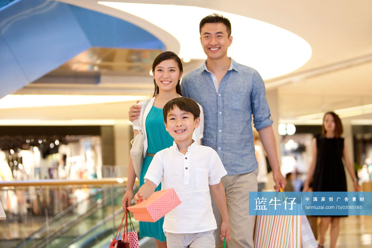 一家人在商场购物